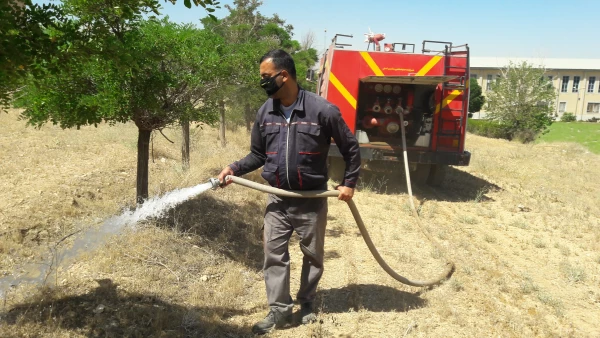 اصلاح و آبیاری فضای سبز مرکز آموزش عالی شهید رجایی فرخشهر 2