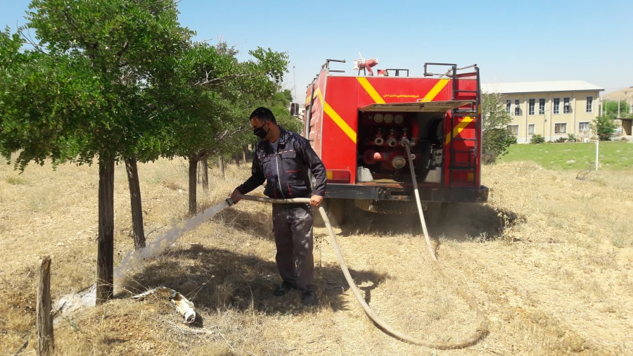 اصلاح و آبیاری فضای سبز مرکز آموزش عالی شهید رجایی فرخشهر 3